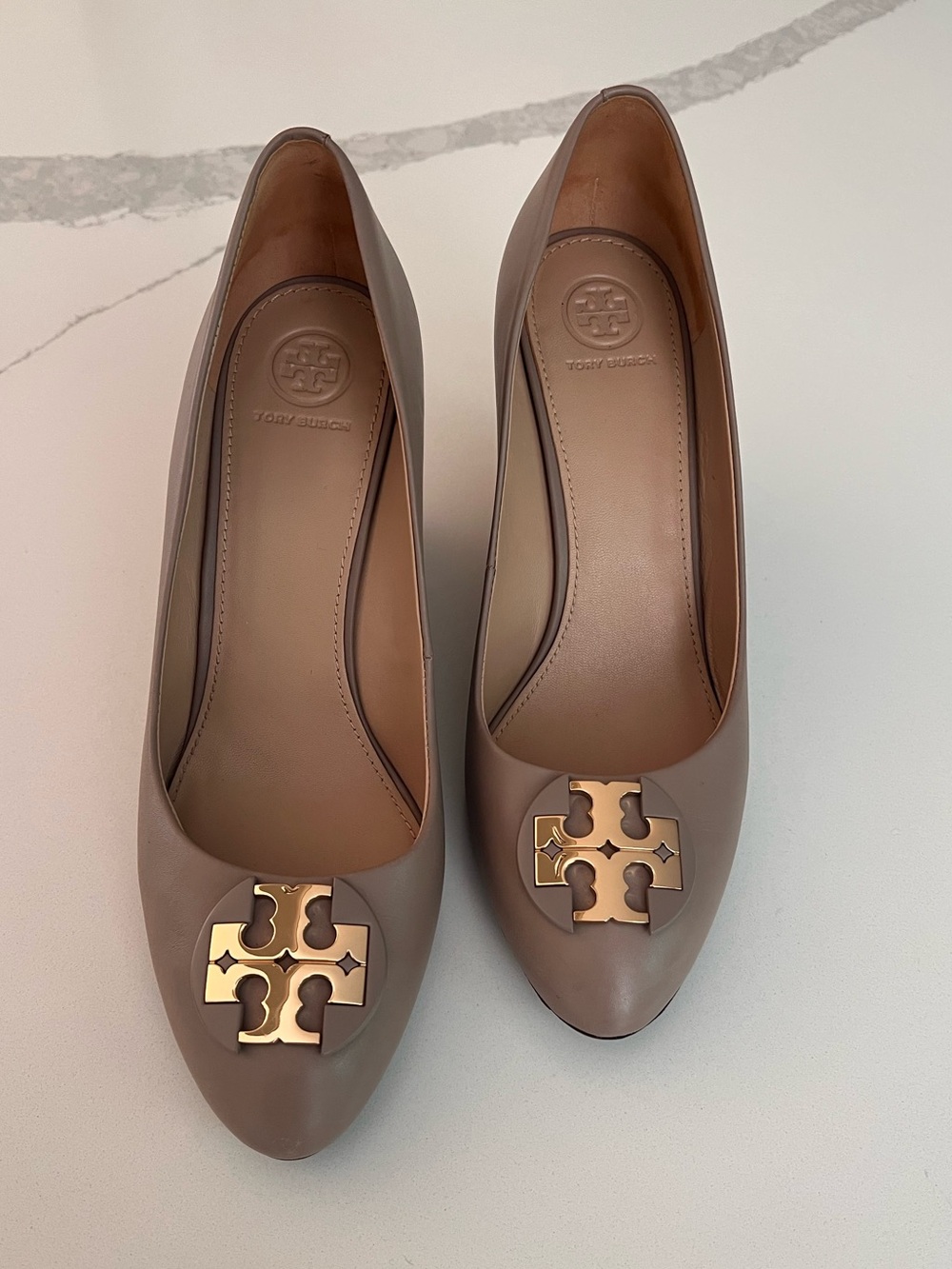 Tory Burch Beige Leather Pumps with Gold Logo